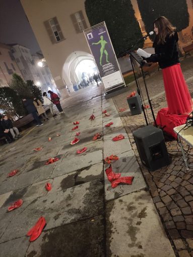 &quot;Scarpe rosse e non solo&quot;: a Cuneo una performance di teatro civile per la giornata contro la violenza sulle donne