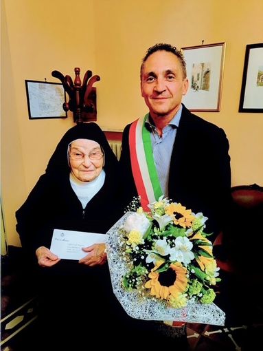 Mondovì, la visita del vicesindaco per i cento anni di suor Teodora