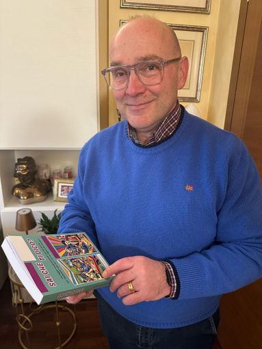 Lo scrittore di Verzuolo Aldo Ceccarelli con il suo libro Lo scrittore di Verzuolo Aldo Ceccarelli con il suo libro