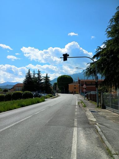 Il semaforo (spento) di frazione San Lorenzo a Peveragno