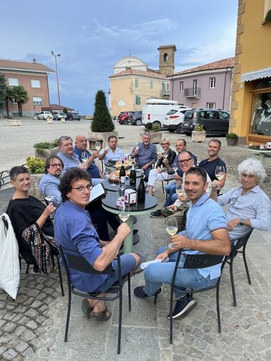 Il direttivo dell'Associazione Comuni del Moscato si incontra al bar e pensa a nuove azioni gustando i vini delle nostre colline