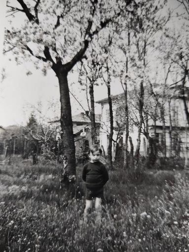La casa della posta di Madonna dell'Olmo, con l'autore bambino negli Anni 70 La casa della posta di Madonna dell'Olmo, con l'autore bambino negli Anni 70