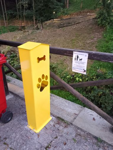 Brondello punta sul decoro urbano e sul rispetto degli spazi pubblici: installati tre nuovi cestini per le deiezioni animali