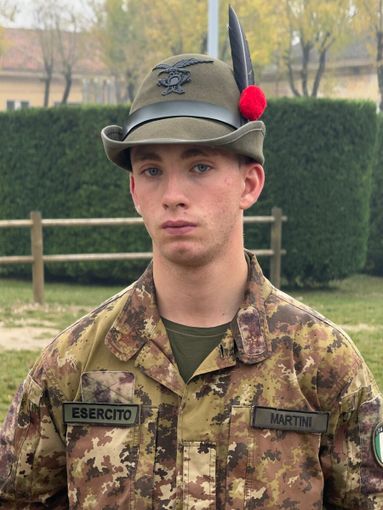 Gabriele Martini sesto su 140 al corso di addestramento ad Aosta ha ricevuto il cappello alpino dal presidente Ana Sebastiano Favero