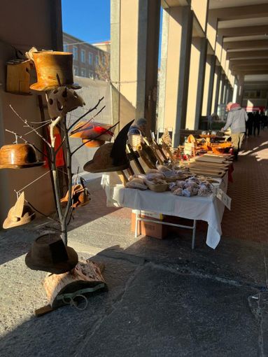 Il mercatino di Natale sotto i portici di Corso Giolitti, immagine di repertorio
