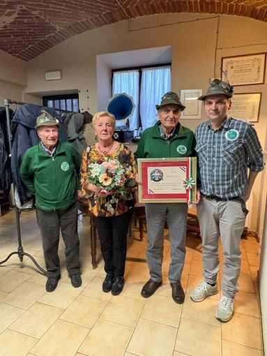 La targa consegnata all'alpino Franco Dalmasso