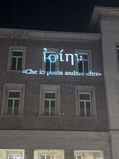 La scritta apparsa sulla facciata del liceo Classico di Cuneo