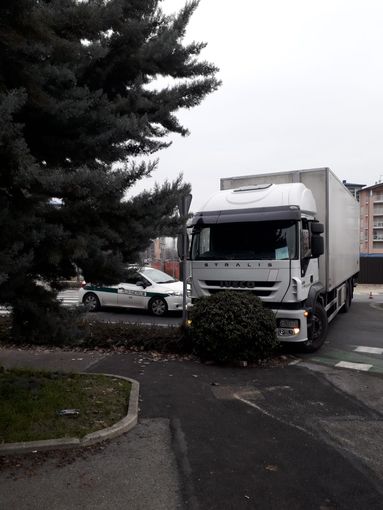 Alba, disagi alla viabilità per un camion in avaria in corso Europa Alba, disagi alla viabilità per un camion in avaria in corso Europa