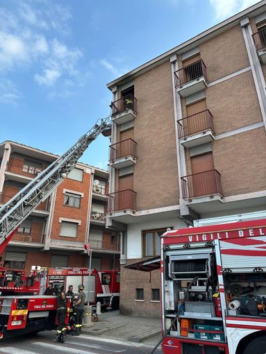 Bra, a fuoco un appartamento in via Trento e Trieste: vigili del fuoco sul posto