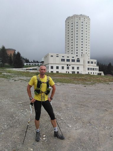 Davide Bartolomeo Bertinetto davanti alla famosa 'Torre Albergo' di Sestriere Davide Bartolomeo Bertinetto davanti alla famosa 'Torre Albergo' di Sestriere