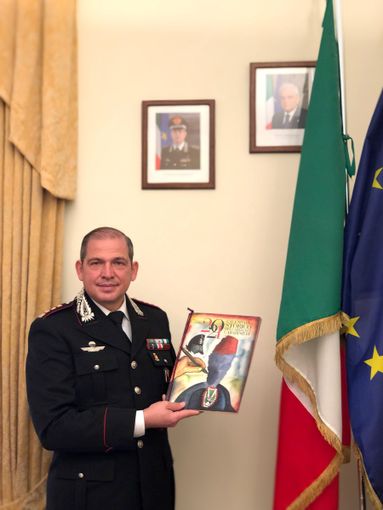 Pasquale del Gaudio con una copia del calendario