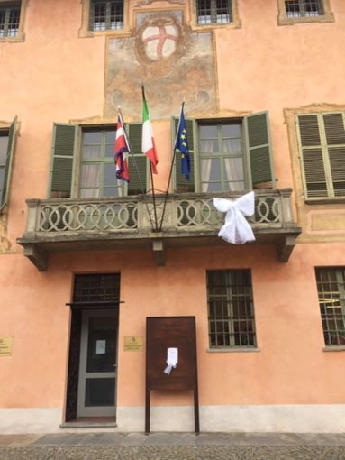 Il fiocco bianco sulla facciata del municipio cheraschese