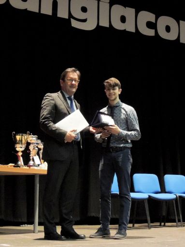 Il senatore Michelino Davico consegna la targa del Senato al vincitore della categoria Giovani concertisti