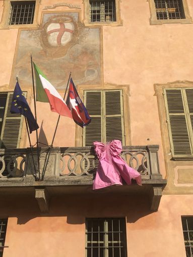 Un fiocco rosa per la prevenzione: Cherasco aderisce alla campagna Lilt contro il tumore al seno Un fiocco rosa per la prevenzione: Cherasco aderisce alla campagna Lilt contro il tumore al seno