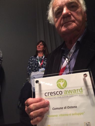 Giacomo Lombardo, sindaco di Ostana, con il riconoscimento Cresco Award Giacomo Lombardo, sindaco di Ostana, con il riconoscimento Cresco Award