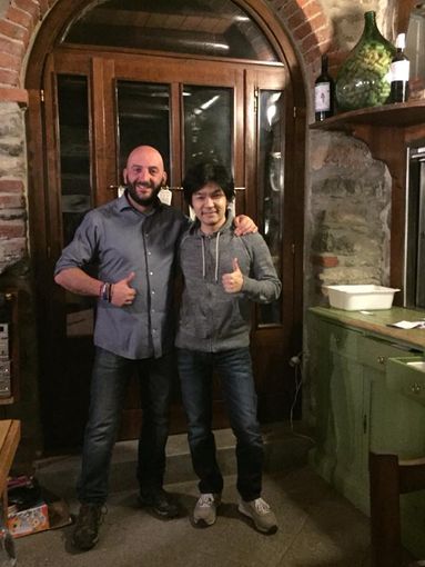 Tetsuya Harada ed Enrico, proprietario del locale nella fotografia apparsa sulla pagina facebook del locale