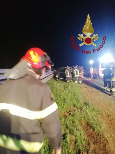 L'auto uscita di strada nella notte sull'autostrada A6