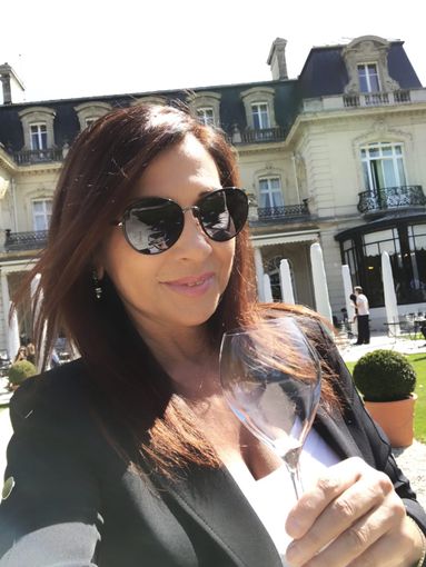 Domenica al via ad Alassio la VI edizione di “Un mare di Champagne”. In attesa, abbiamo intervistato per voi la Dame du Vin, Livia Riva