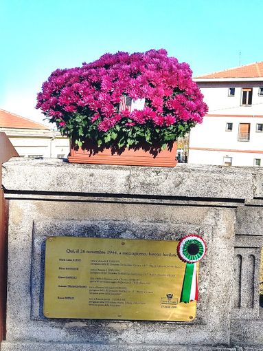 Cuneo, dagli USA un mazzo di fiori per i caduti trucidati il 26 novembre 1944 sul piazzale della stazione Cuneo, dagli USA un mazzo di fiori per i caduti trucidati il 26 novembre 1944 sul piazzale della stazione