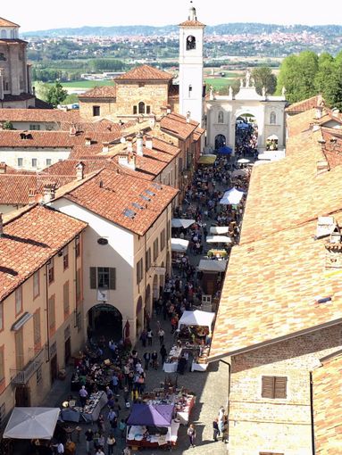 Antiquariato e collezionismo protagonisti alla 105ª edizione del Grande Mercato di Cherasco Antiquariato e collezionismo protagonisti alla 105ª edizione del Grande Mercato di Cherasco