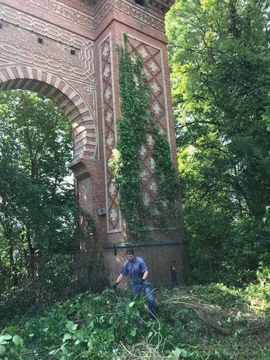 Volontari al lavoro per la pulizia di quanto resta del ponte carloalbertino di Pollenzo
