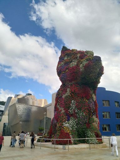 Anche davanti al "Puppy" di Jeff Koons a Bilbao si legge Targatocn ... e voi?