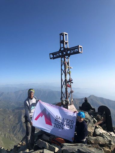 La bandiera di Saluzzo Monviso 2024 sventola a 3.841 metri sulla cima del Monviso