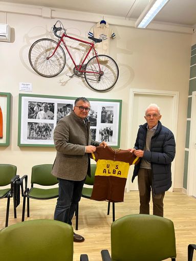 Alba: il campione di ciclismo Matteo Cravero dona una maglia storica per la Sala dello Sport “Albino Gallina” Alba: il campione di ciclismo Matteo Cravero dona una maglia storica per la Sala dello Sport “Albino Gallina”