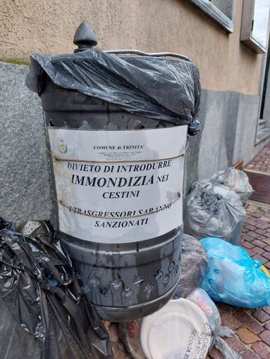 Trinità, niente immondizia nei cestini pubblici. Spertino: "Dove si dovrebbe buttare?" Trinità, niente immondizia nei cestini pubblici. Spertino: "Dove si dovrebbe buttare?"