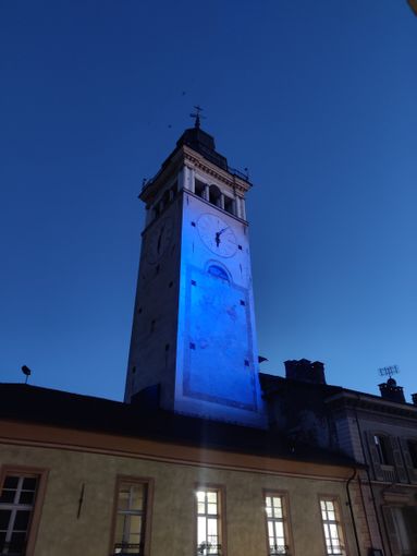La Torre Civica di Cuneo illuminata di blu per dire “Stop alle bombe sui civili” La Torre Civica di Cuneo illuminata di blu per dire “Stop alle bombe sui civili”