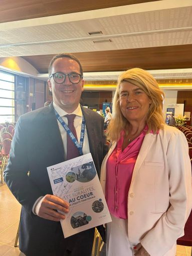 Nella foto il Presidente Bussone con Dominique Faure, Ministro francese responsabile delle collettività territoriali e della ruralità della Francia, alla presentazione ai Sindaci del Piano France Ruralité