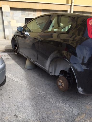 Cuneo: il mistero dell'auto senza più pneumatici