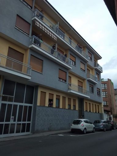 Inno di Mameli e canti dai balconi, Bra risponde cantando al Coronavirus Inno di Mameli e canti dai balconi, Bra risponde cantando al Coronavirus