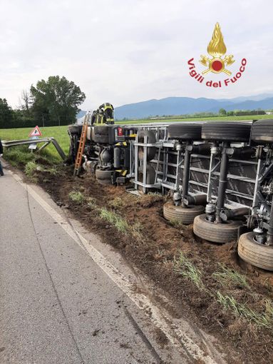 Camion esce fuori strada sulla Saluzzo-Pinerolo, illeso il conducente Camion esce fuori strada sulla Saluzzo-Pinerolo, illeso il conducente
