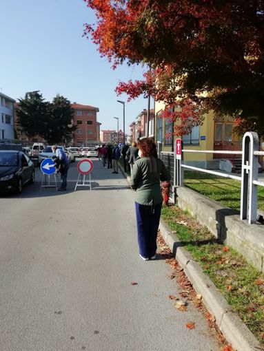 La coda ieri pomeriggio per il tampone