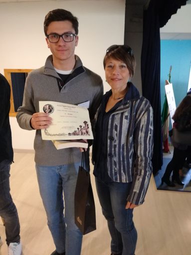 Edoardo insieme a compagne e docenti presso l'istituto lucano che ha ospitato la competizione