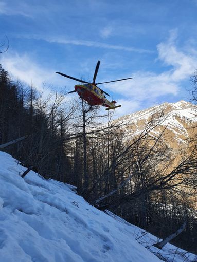 Precipita dalla cascata di ghiaccio Ciucchinel sopra Bellino: alpinista di 40 anni in codice rosso dopo un volo di oltre 100 metri
