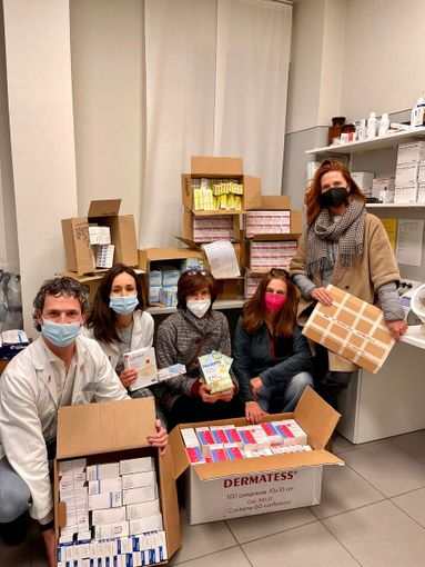 I farmaci raccolti in memoria di Fabrizio Viale per Haiti: in foto i farmacisti della farmacia S.Andrea, Cristina Miraglio (sorella di Padre Massimo), Ida Musso e Valentina Bernardi