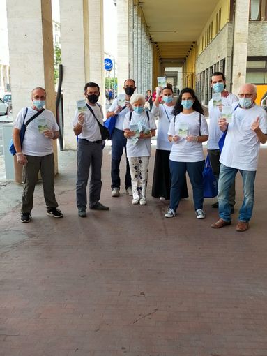 Da Cuneo a Dronero i volontari distribuiscono la guida al buon senso