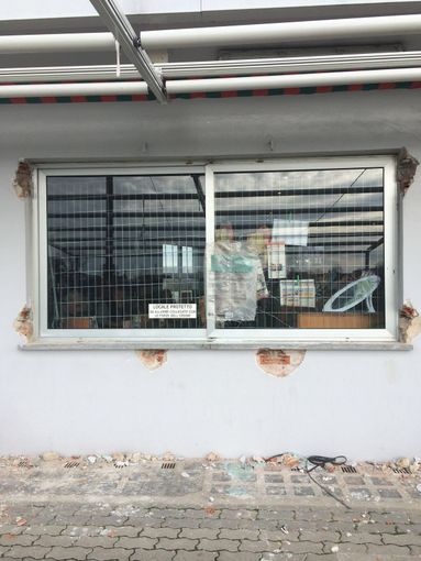 Svaligiano il bar dell’Erg di Caramagna, è la quinta rapina in 5 anni: “Lavoriamo per i ladri” (Guarda la gallery)