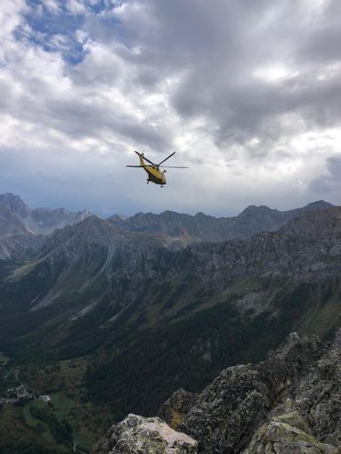 Si sente male durante un temporale in cima a Rocca Provenzale: alpinista soccorsa con l'eliambulanza in Val Maira
