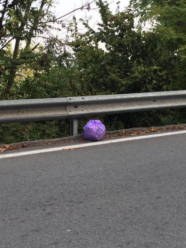 Cherasco, ogni settimana quel sacchetto di rifiuti abbandonato sulla salita vecchia