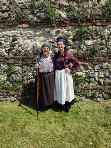 Alda Uberti e Cecilia Salussoglia alla sfilata degli Alpini a Vicenza nei panni delle portatrici carniche