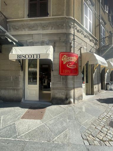 Saluzzo, il nuovo negozio Biscotti Cavanna in piazza Garibaldi 18