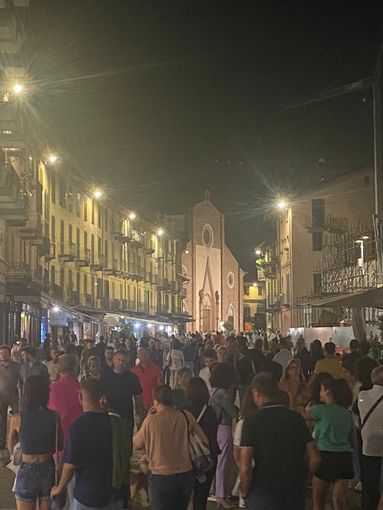 "Shopping night” a Saluzzo: domani ultimo appuntamento per i negozi aperti di sera