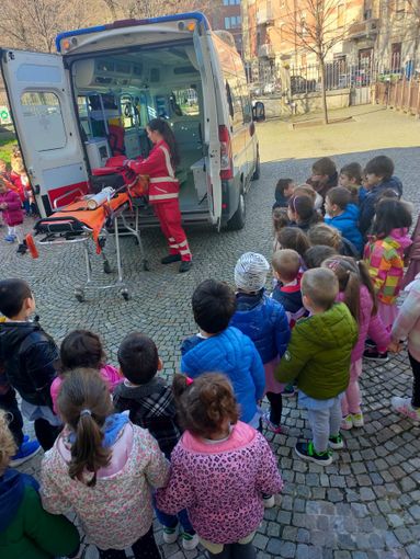 Bambini del Regina Margherita e la Croce rossa di Barge