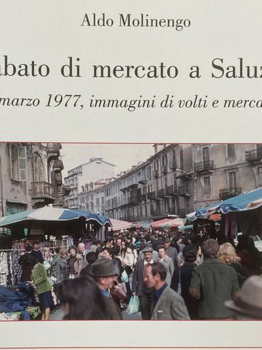 Copertina del nuovo libro di Aldo Molinengo “Sabato di mercato a Saluzzo. 26 marzo 1977, immagini di volti e mercanzia” Copertina del nuovo libro di Aldo Molinengo “Sabato di mercato a Saluzzo. 26 marzo 1977, immagini di volti e mercanzia”