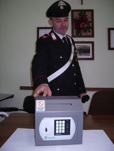 Un carabiniere mostra la cassaforte &quot;rubata&quot;
