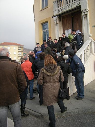 La gente in attesa davanti al Municipio di Cengio (SV)