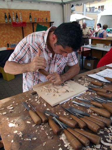 Un mobiliere al lavoro